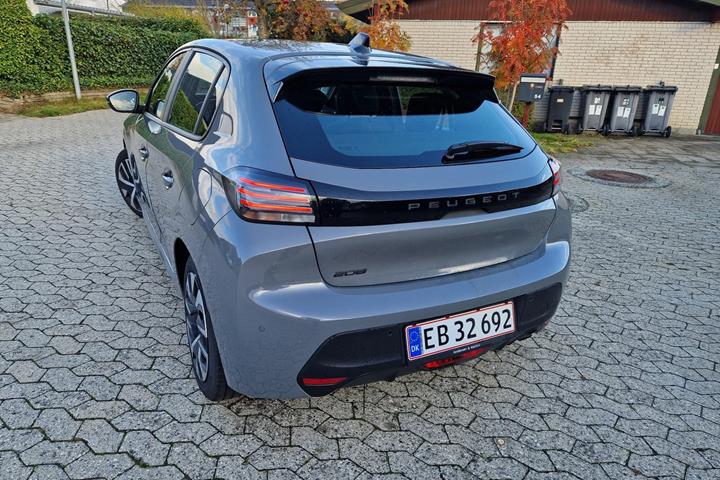 Grå Peugeot 208 fra 2024