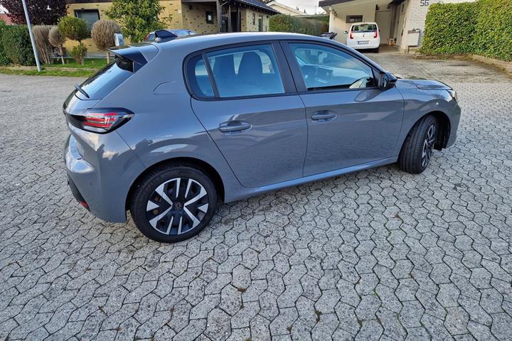 Grå Peugeot 208 fra 2024