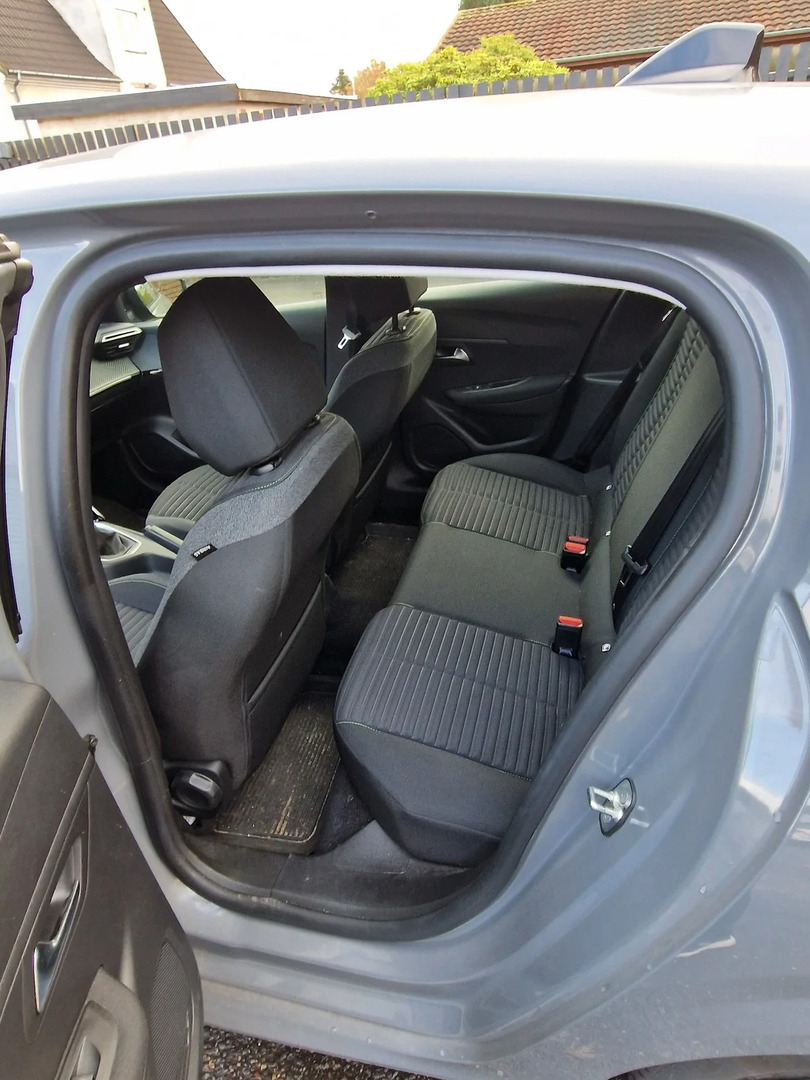 Grå Peugeot 208 fra 2024