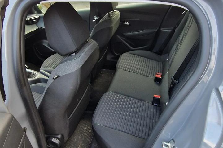 Grå Peugeot 208 fra 2024