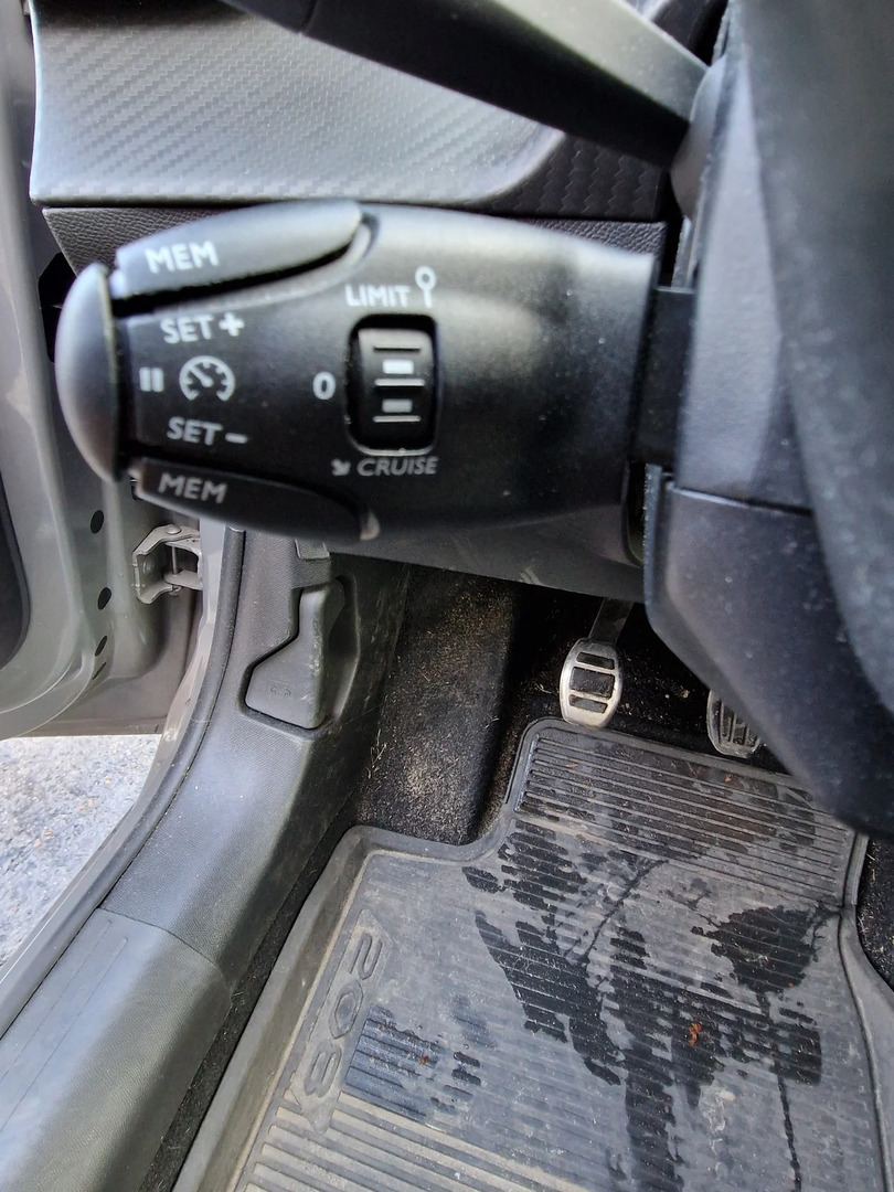 Grå Peugeot 208 fra 2024