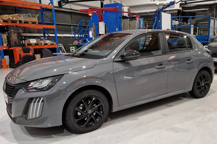 Grå Peugeot 208 fra 2024