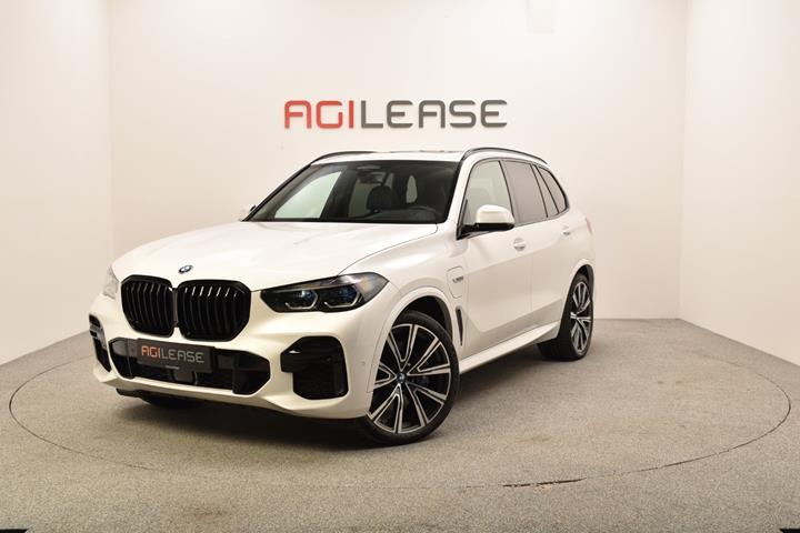 Hvid BMW X5 fra 2023 set udefra