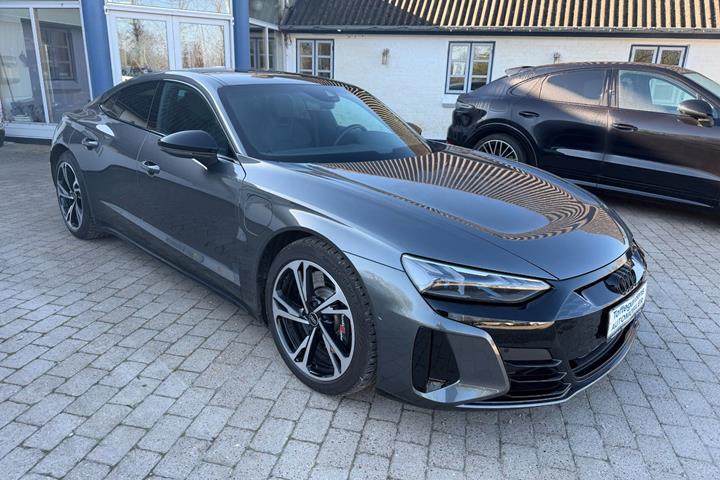Grå Audi e-tron GT fra 2023 set udefra