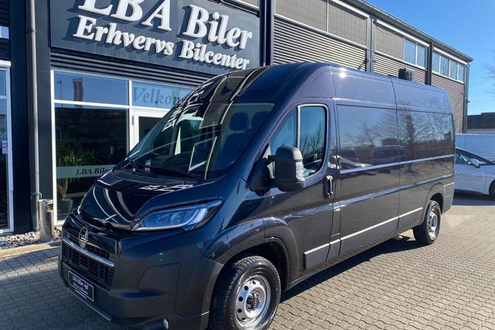 Sort Opel Movano 35 fra 2025 set udefra