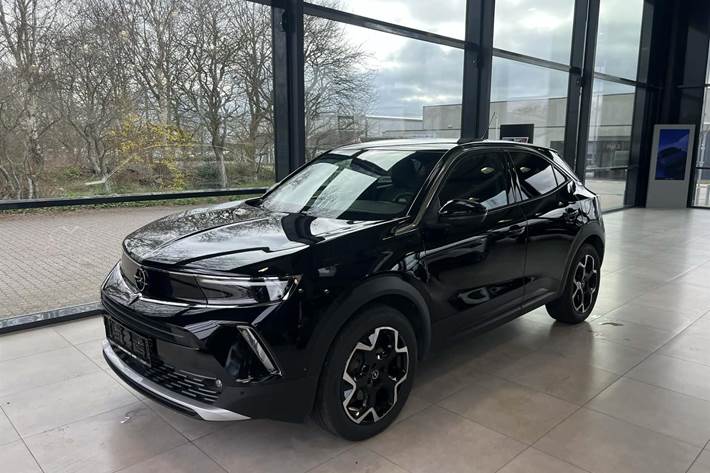 Sort Opel Mokka-e fra 2024 set udefra