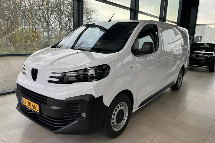 Hvid Peugeot Expert fra 2025 set udefra