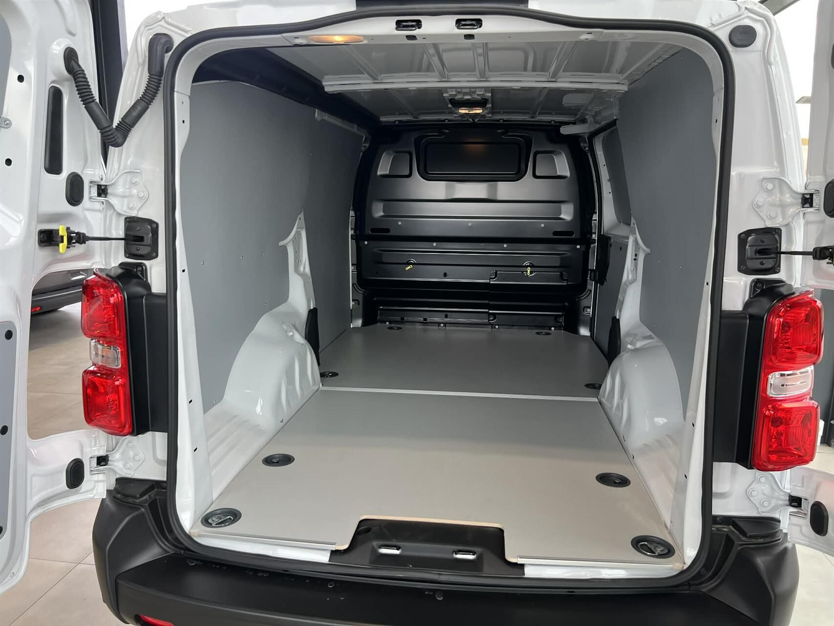Hvid Peugeot Expert fra 2025