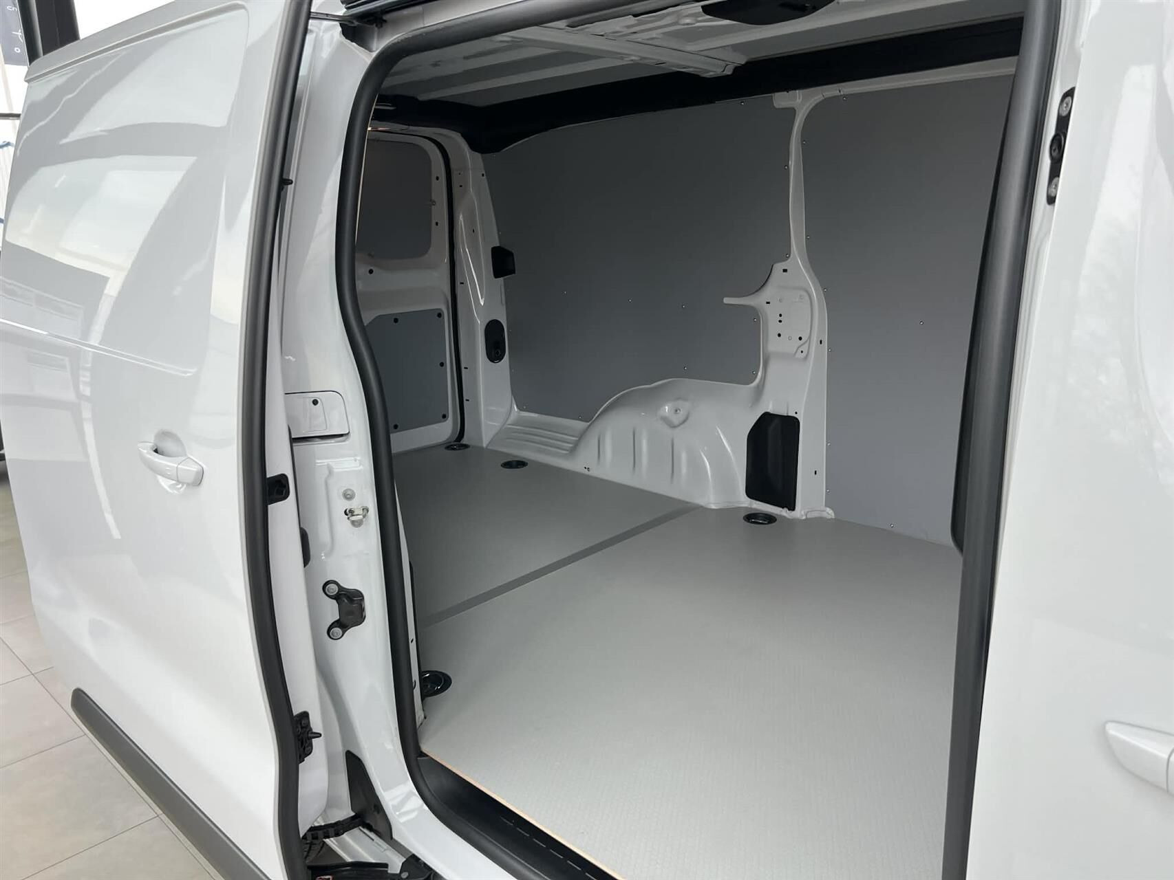 Hvid Peugeot Expert fra 2025