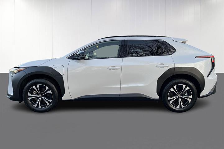 Hvid Toyota BZ4X fra 2025