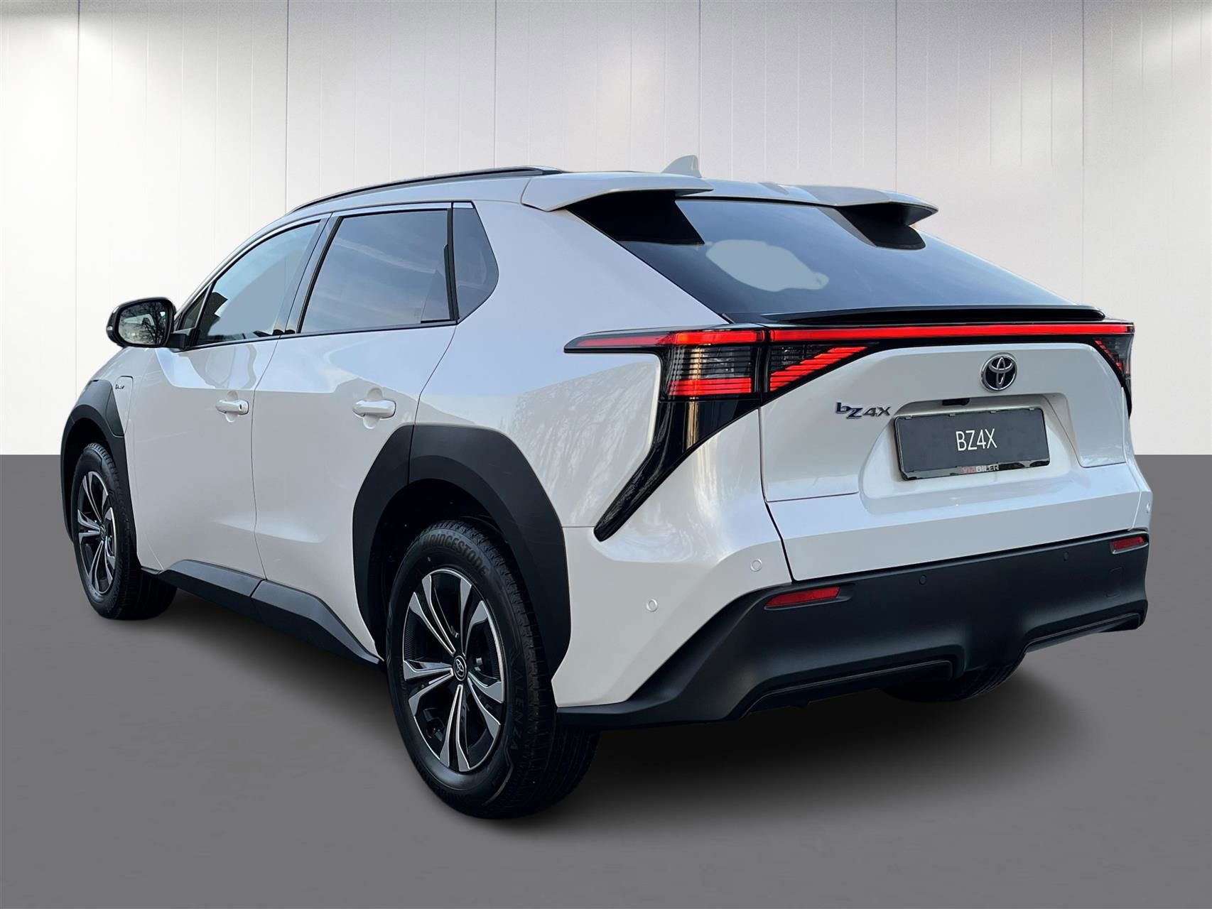 Hvid Toyota BZ4X fra 2025