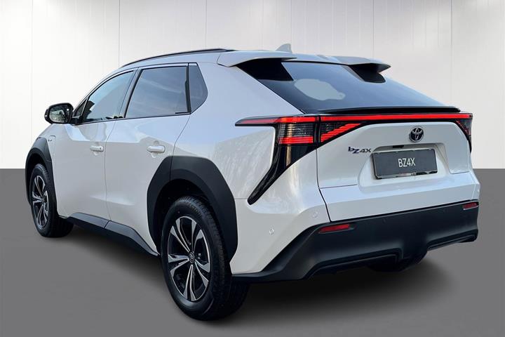 Hvid Toyota BZ4X fra 2025