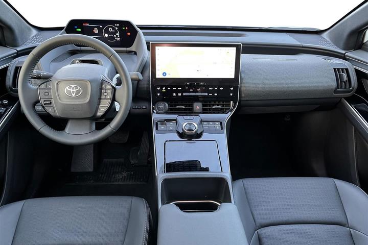 Hvid Toyota BZ4X fra 2025
