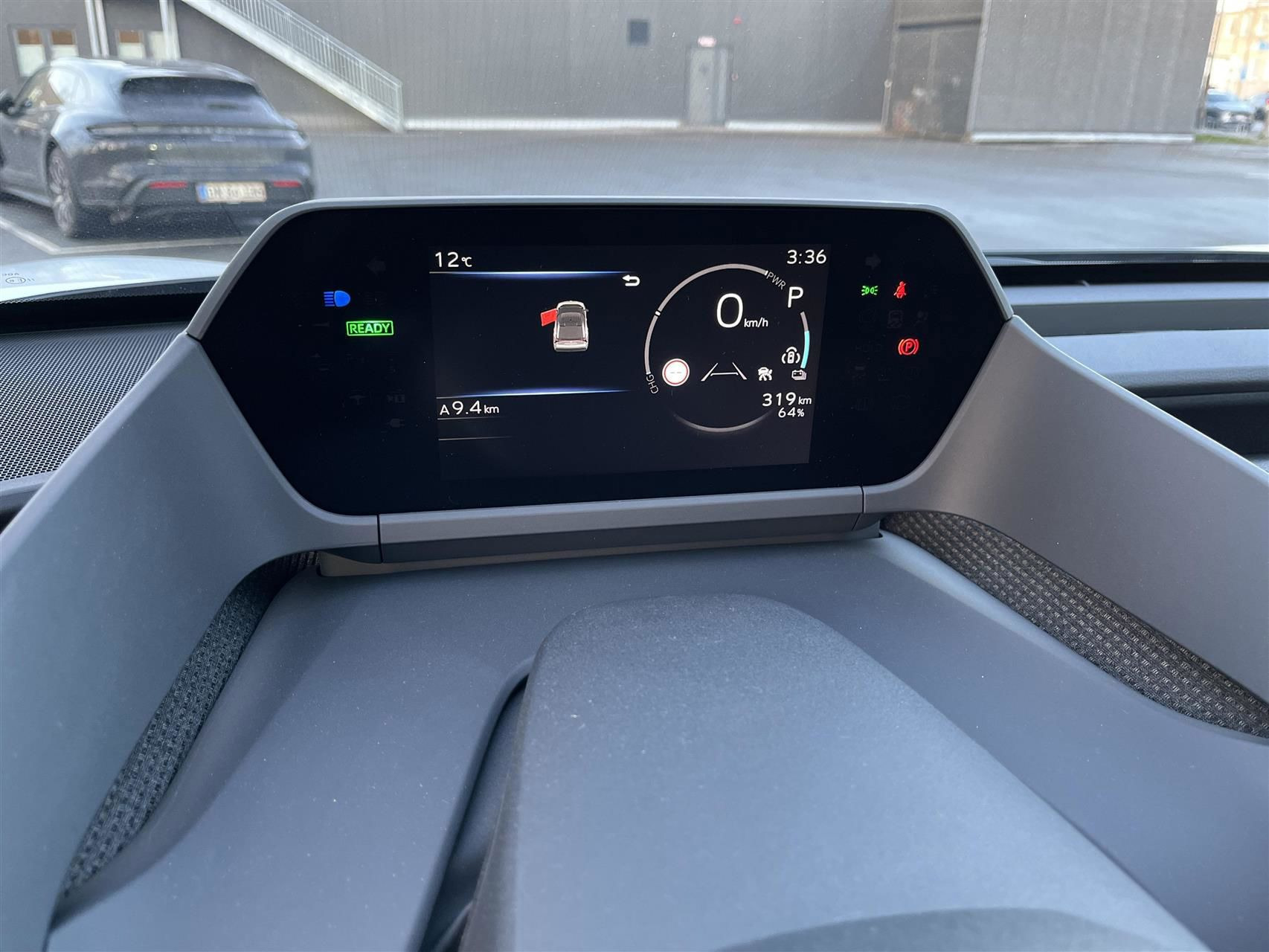 Hvid Toyota BZ4X fra 2025