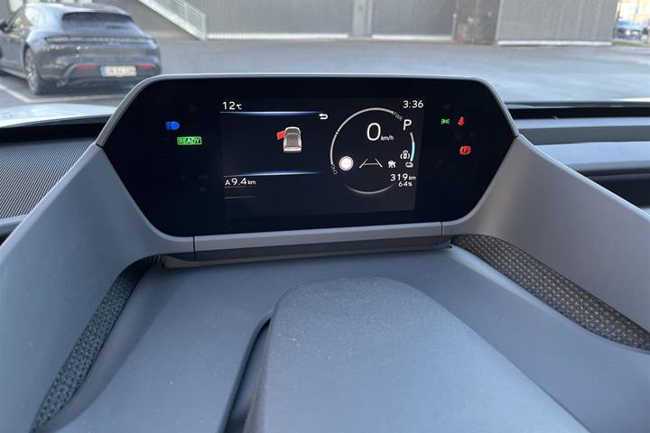 Hvid Toyota BZ4X fra 2025