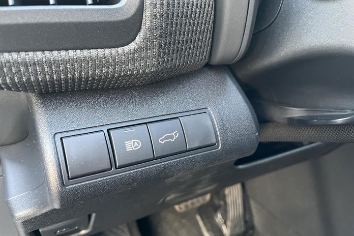 Hvid Toyota BZ4X fra 2025