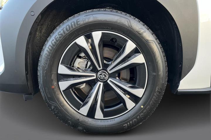 Hvid Toyota BZ4X fra 2025