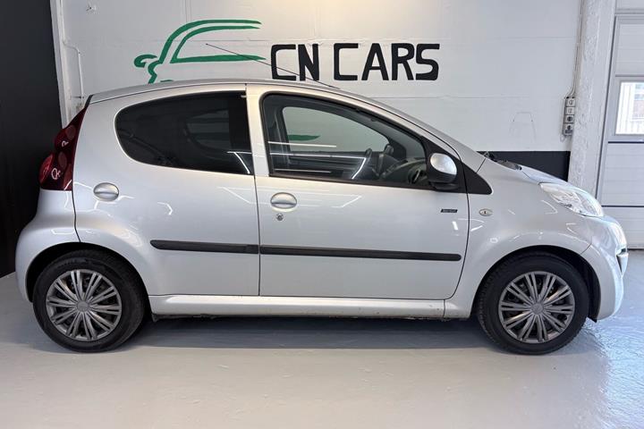 Sølv Peugeot 107 fra 2012