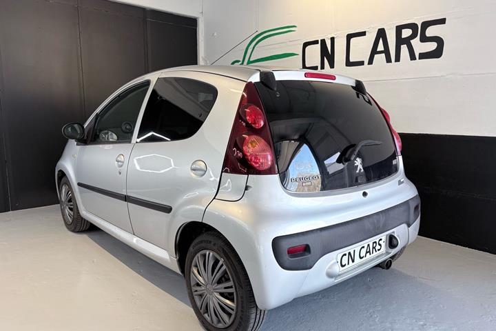 Sølv Peugeot 107 fra 2012