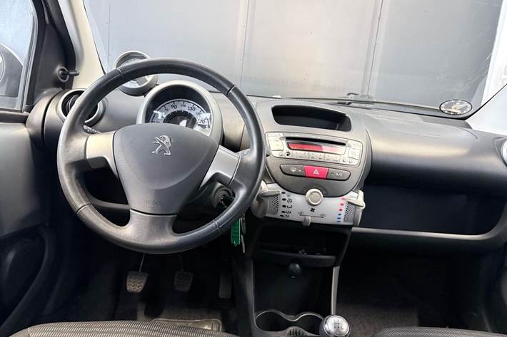 Sølv Peugeot 107 fra 2012