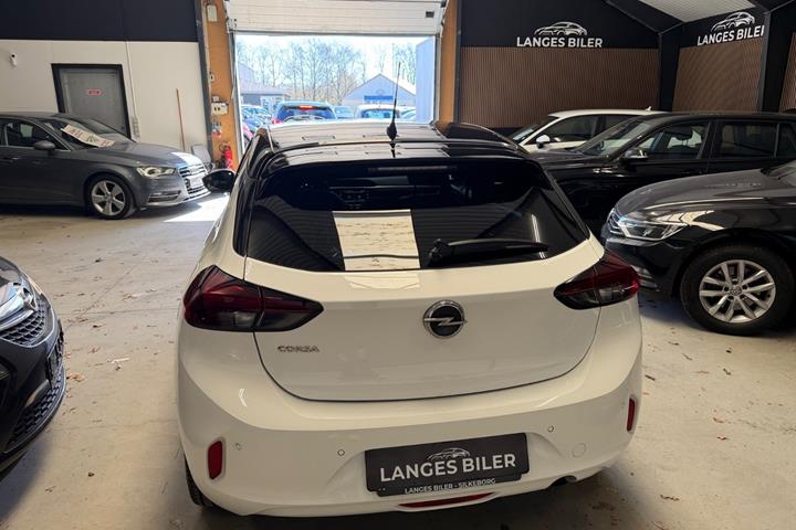 Hvid Opel Corsa fra 2023