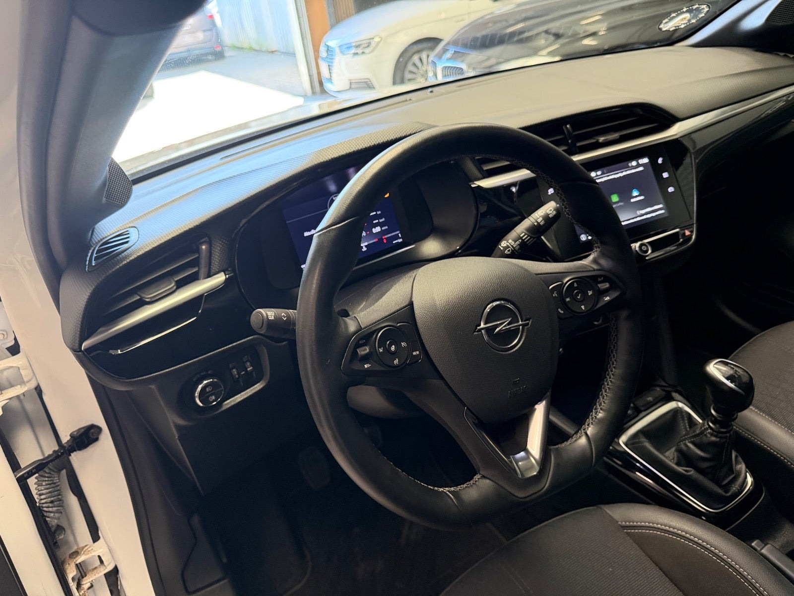 Hvid Opel Corsa fra 2023