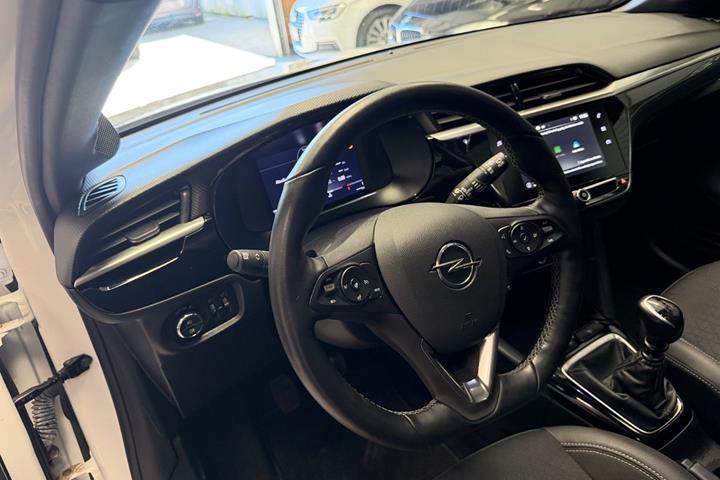 Hvid Opel Corsa fra 2023