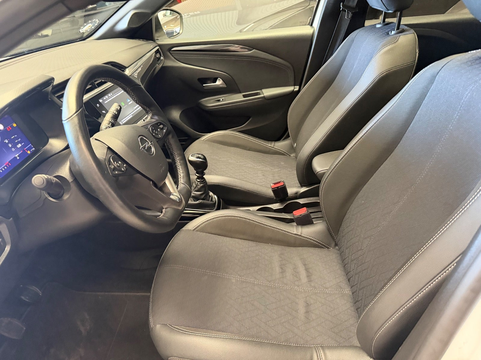 Hvid Opel Corsa fra 2023
