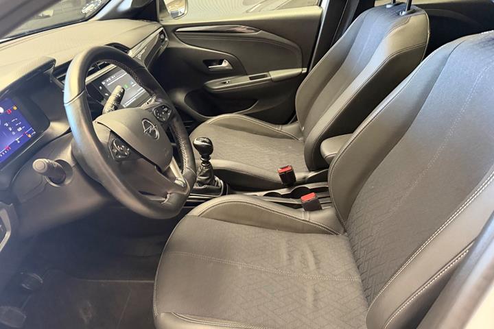 Hvid Opel Corsa fra 2023