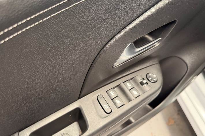 Hvid Opel Corsa fra 2023