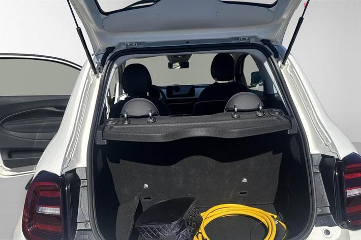 Hvid Fiat 500e fra 2023