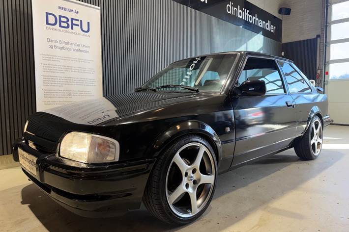 Sort Ford Escort fra 1990