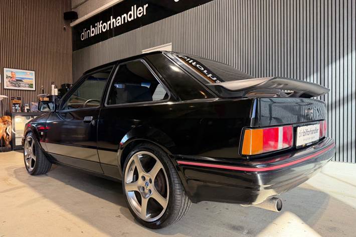 Sort Ford Escort fra 1990