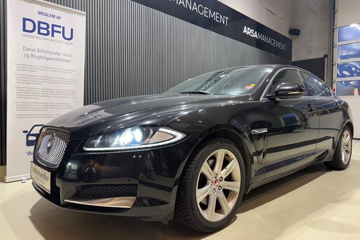 Sort Jaguar XF fra 2014