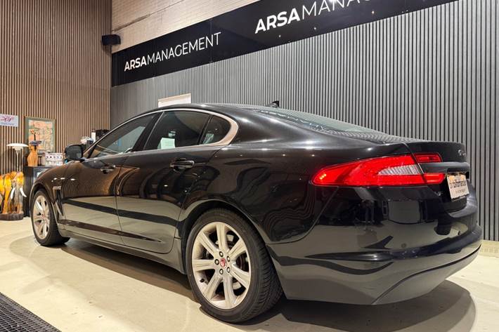 Sort Jaguar XF fra 2014