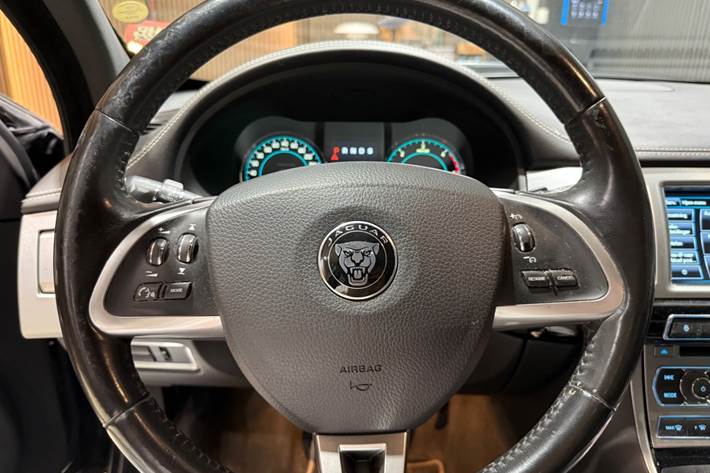 Sort Jaguar XF fra 2014