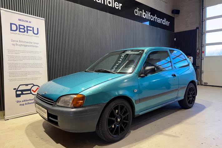 Grøn Toyota Starlet fra 1998