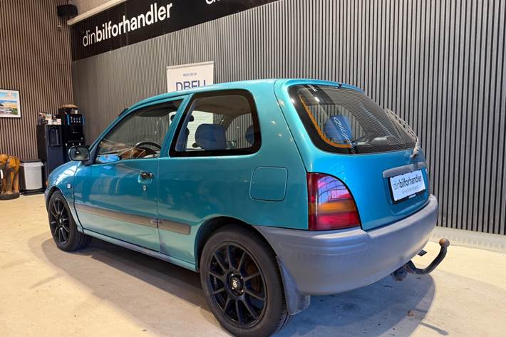 Grøn Toyota Starlet fra 1998