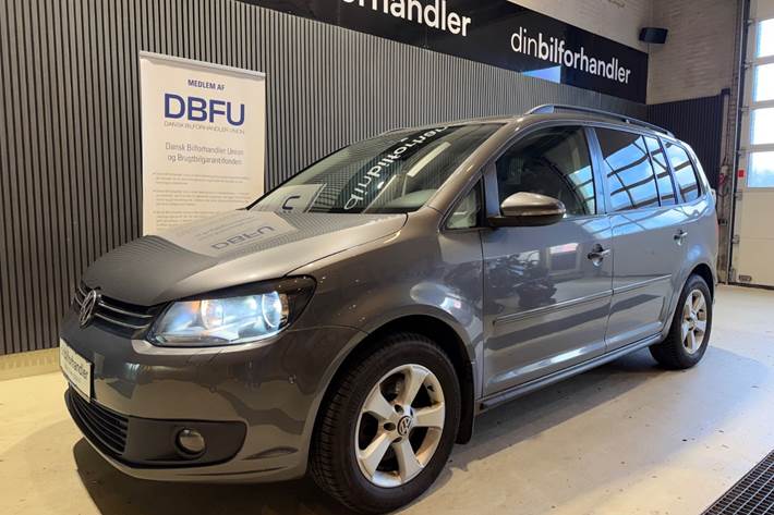 Grå VW Touran fra 2013