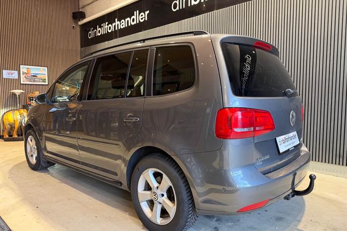 Grå VW Touran fra 2013
