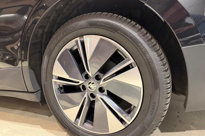 Grå Skoda Enyaq fra 2025