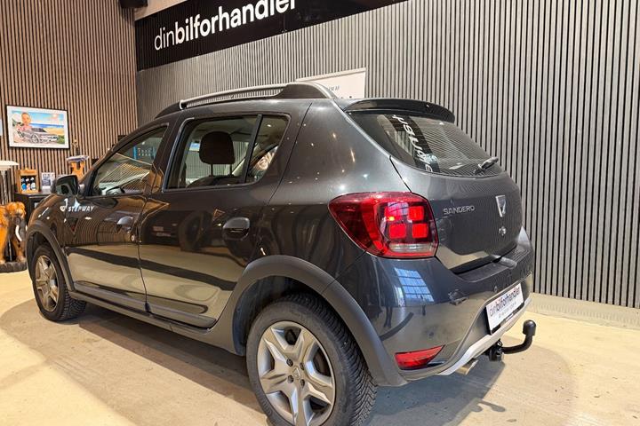 Grå Dacia Sandero Stepway fra 2017