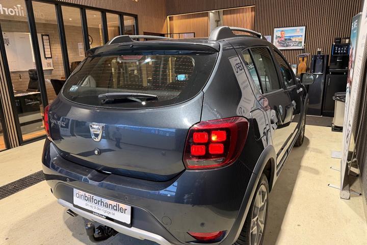 Grå Dacia Sandero Stepway fra 2017