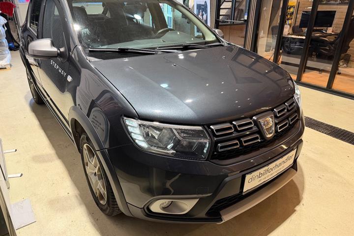 Grå Dacia Sandero Stepway fra 2017