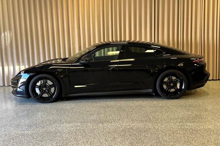 Sort Porsche Taycan fra 2022