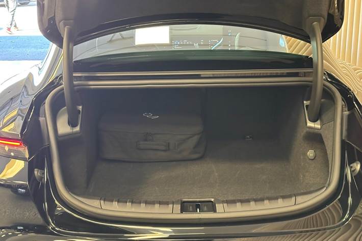 Sort Porsche Taycan fra 2022