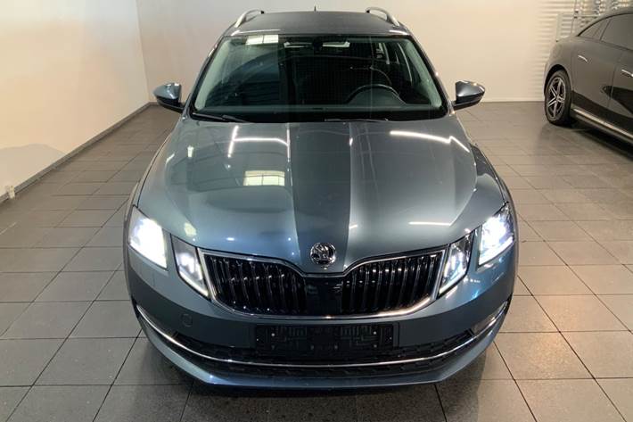 Grå Skoda Octavia fra 2018