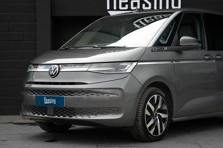 Grå VW Multivan fra 2023