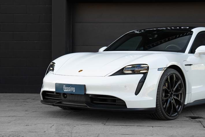 Hvid Porsche Taycan fra 2021
