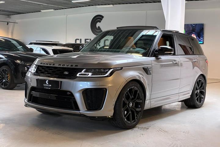 Sølv Land Rover Range Rover sport fra 2019 set udefra